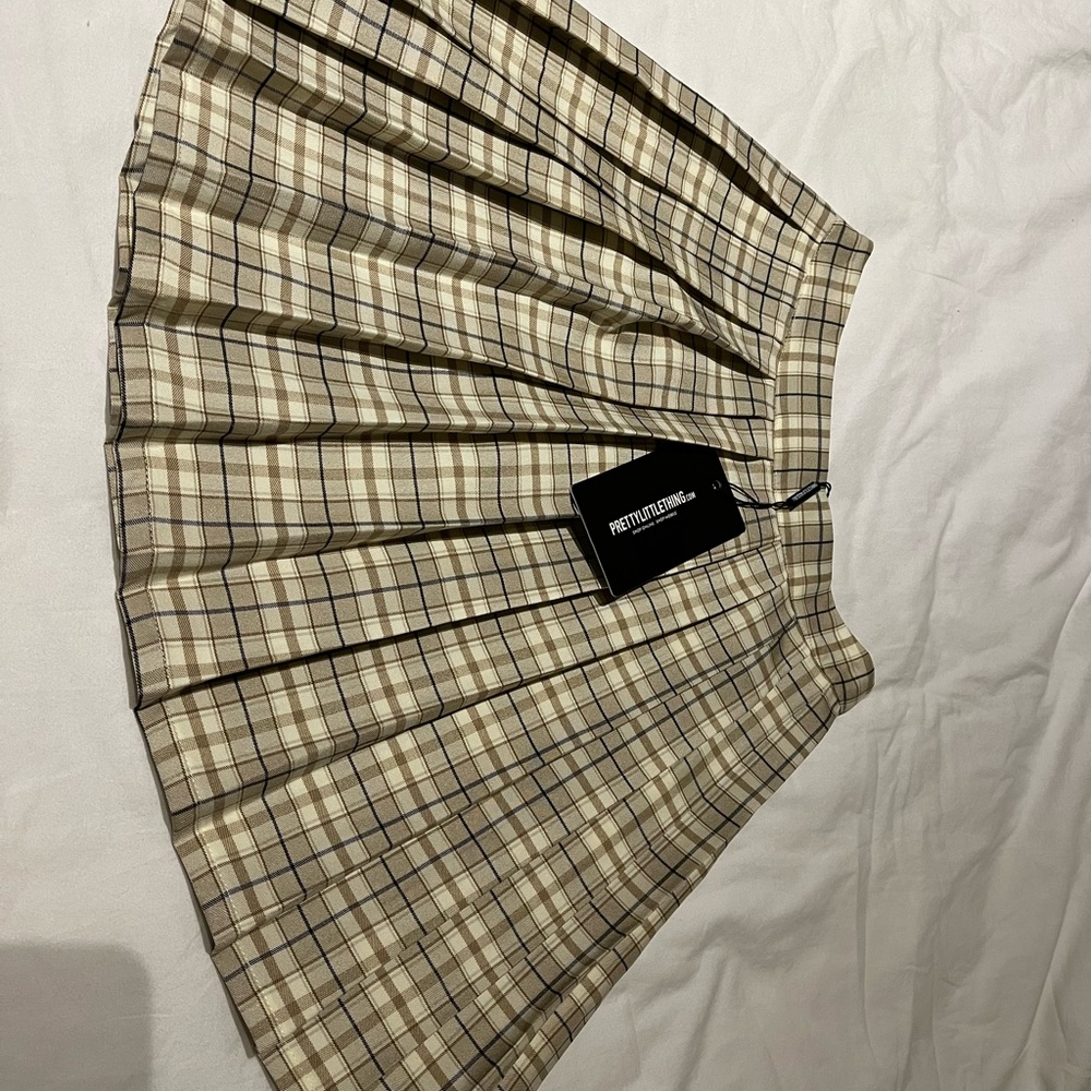 Pretty Little Things skirt, tags on, Size 2